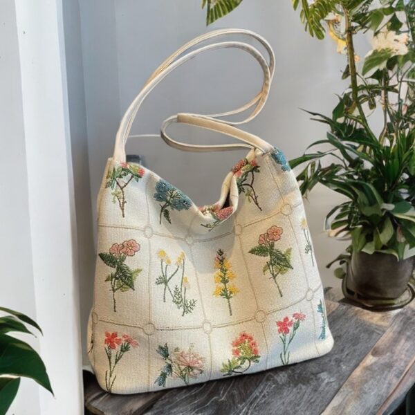 Taske med blomsterbroderi