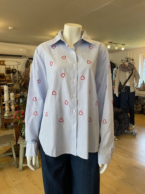 Stribet skjorte m/ røde hjerter - Janne K