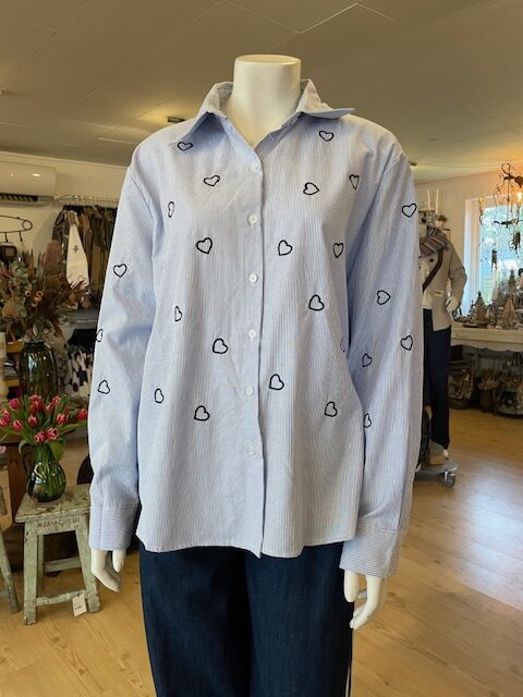 Stribet skjorte m/ blå hjerter - Janne K